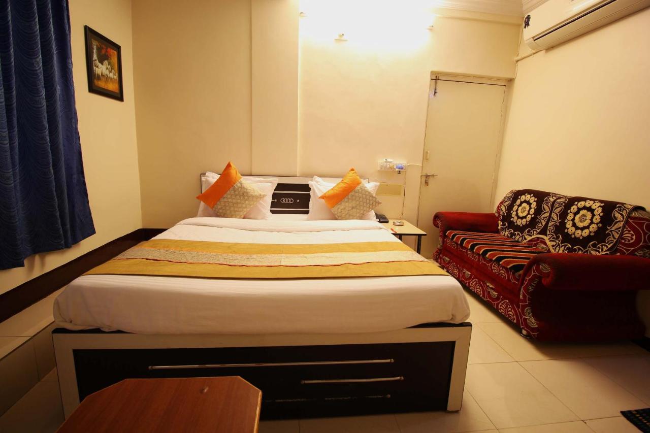 Oyo Hotel Blue Diamond Ahmedabad Extérieur photo