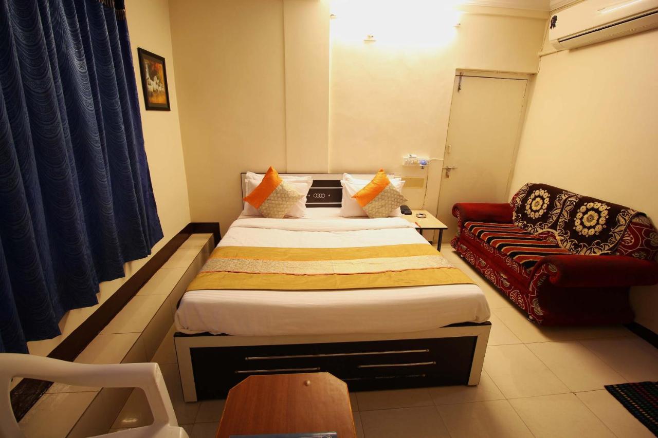 Oyo Hotel Blue Diamond Ahmedabad Extérieur photo