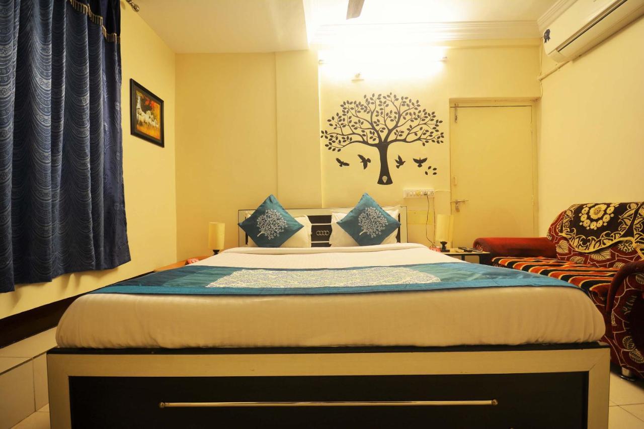 Oyo Hotel Blue Diamond Ahmedabad Extérieur photo