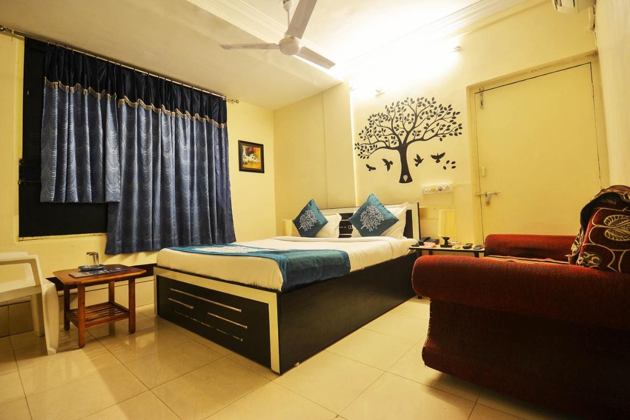 Oyo Hotel Blue Diamond Ahmedabad Extérieur photo