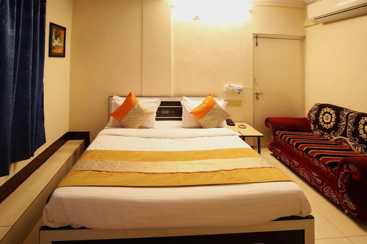 Oyo Hotel Blue Diamond Ahmedabad Extérieur photo